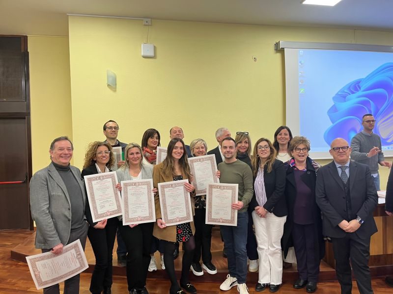 Diplomati del Master con le pergamene durante la cerimonia di consegna dei diplomi